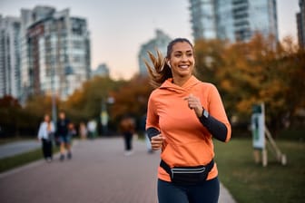 Eine Runde Joggen: Wer seine Bewegung am Wochenende nachholt, profitiert auch.