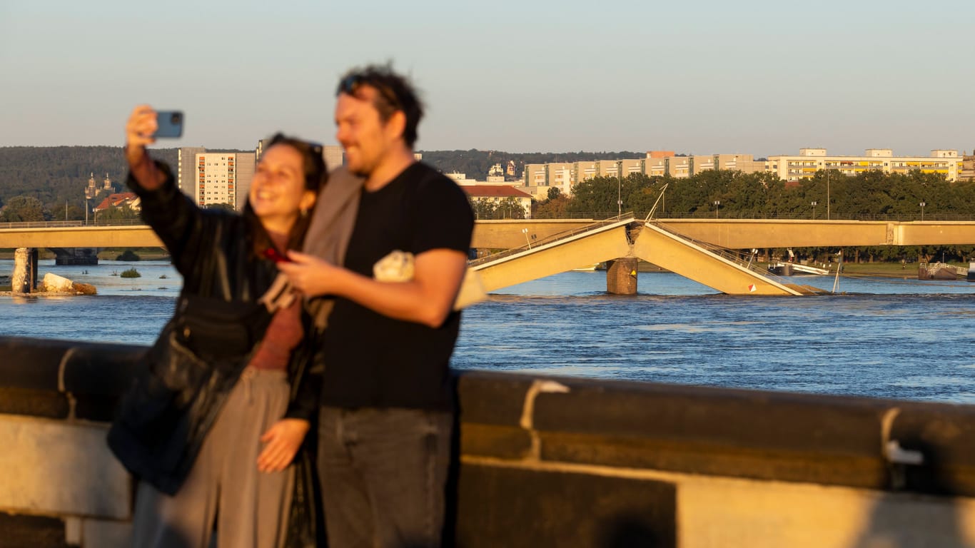 Die eingestürzte Carolabrücke hat sich zu einer neuen Touristenattraktion entwickelt: Seit der Wasserstand zurückgeht, kann mit dem Abriss begonnen werden.