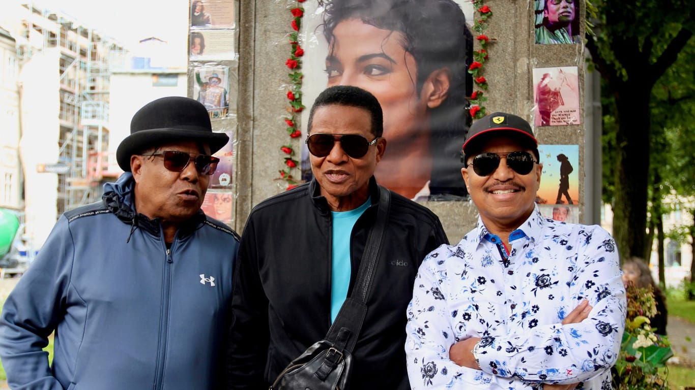 Vor dem Gedenkort der Fans von Michael Jackson: die Brüder Tito, Jackie und Marlon Jackson (v. l. n. r.) am Tag vor ihrem einzigen Deutschlandkonzert in München.