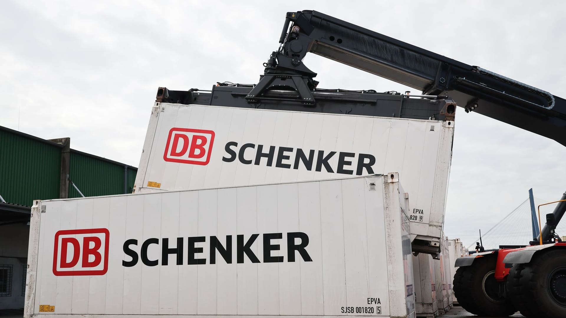 DB Schenker im Hamburger Hafen