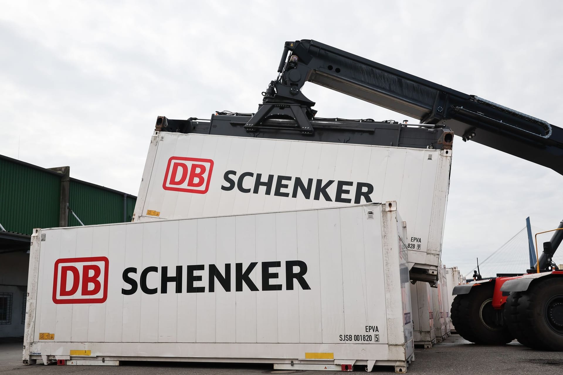 DB Schenker im Hamburger Hafen