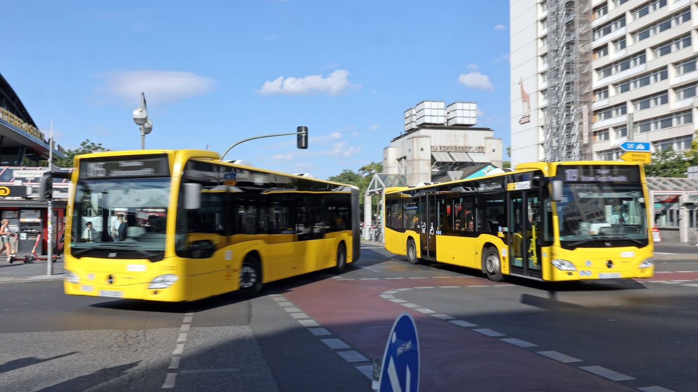 BVG-Busse am Zoologischen Garten (Symbolbild): Die Krise bei der BVG spitzt sich zu.,