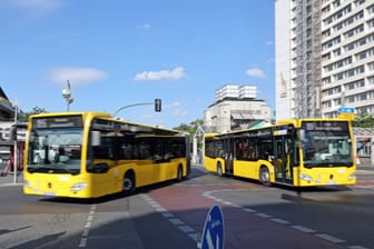 BVG-Busse am Zoologischen Garten (Symbolbild): Die Krise bei der BVG spitzt sich zu.,