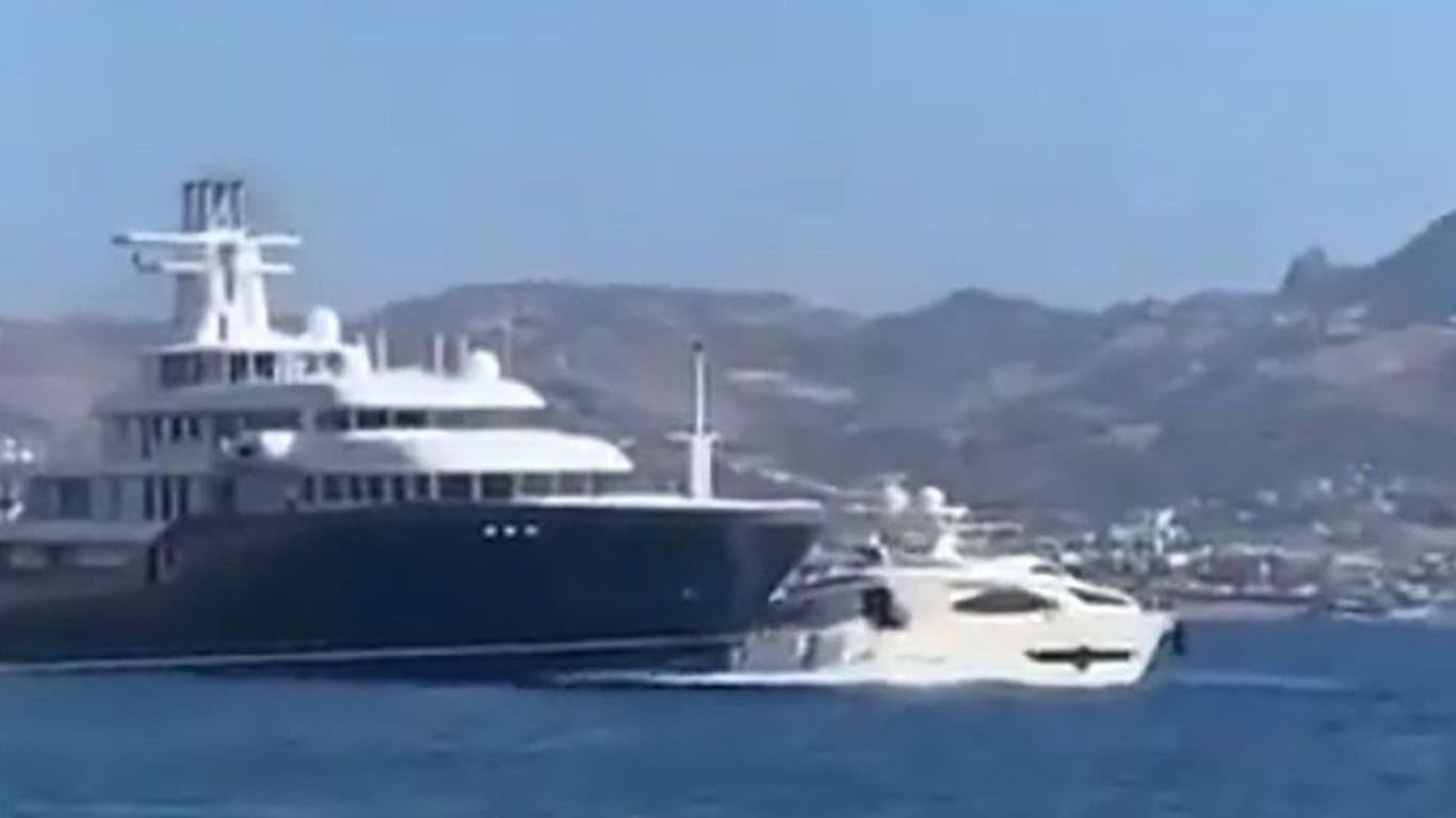 Mega-Yacht rammt kleineres Boot.