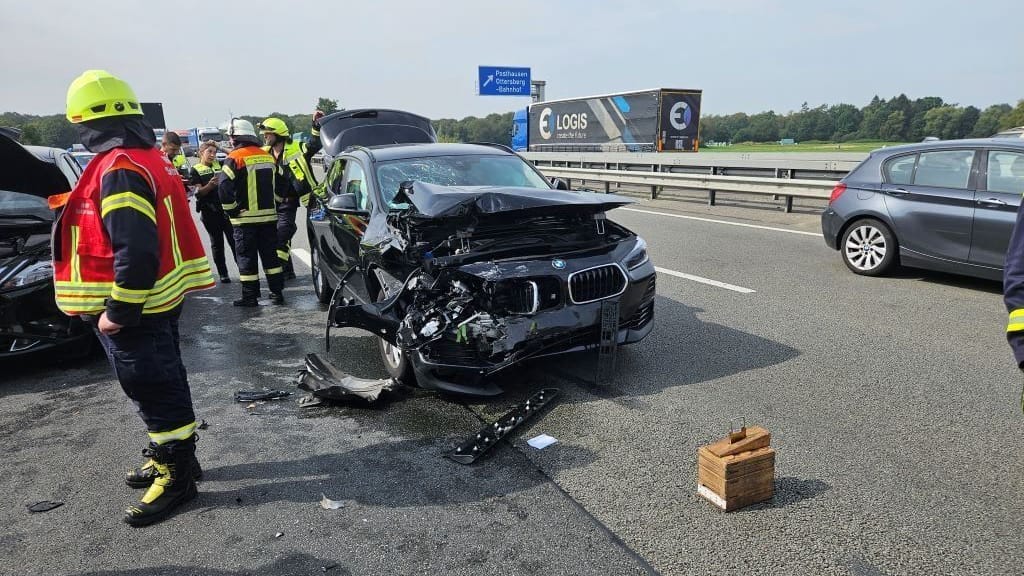 Eines der verunfallten Fahrzeuge: Die A1 in Richtung Hamburg musste für mehrere Stunden gesperrt werden.