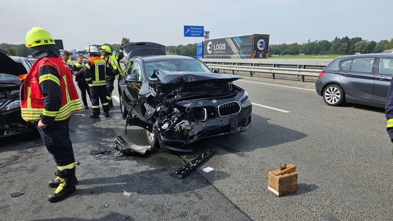 Eines der verunfallten Fahrzeuge: Die A1 in Richtung Hamburg musste für mehrere Stunden gesperrt werden.