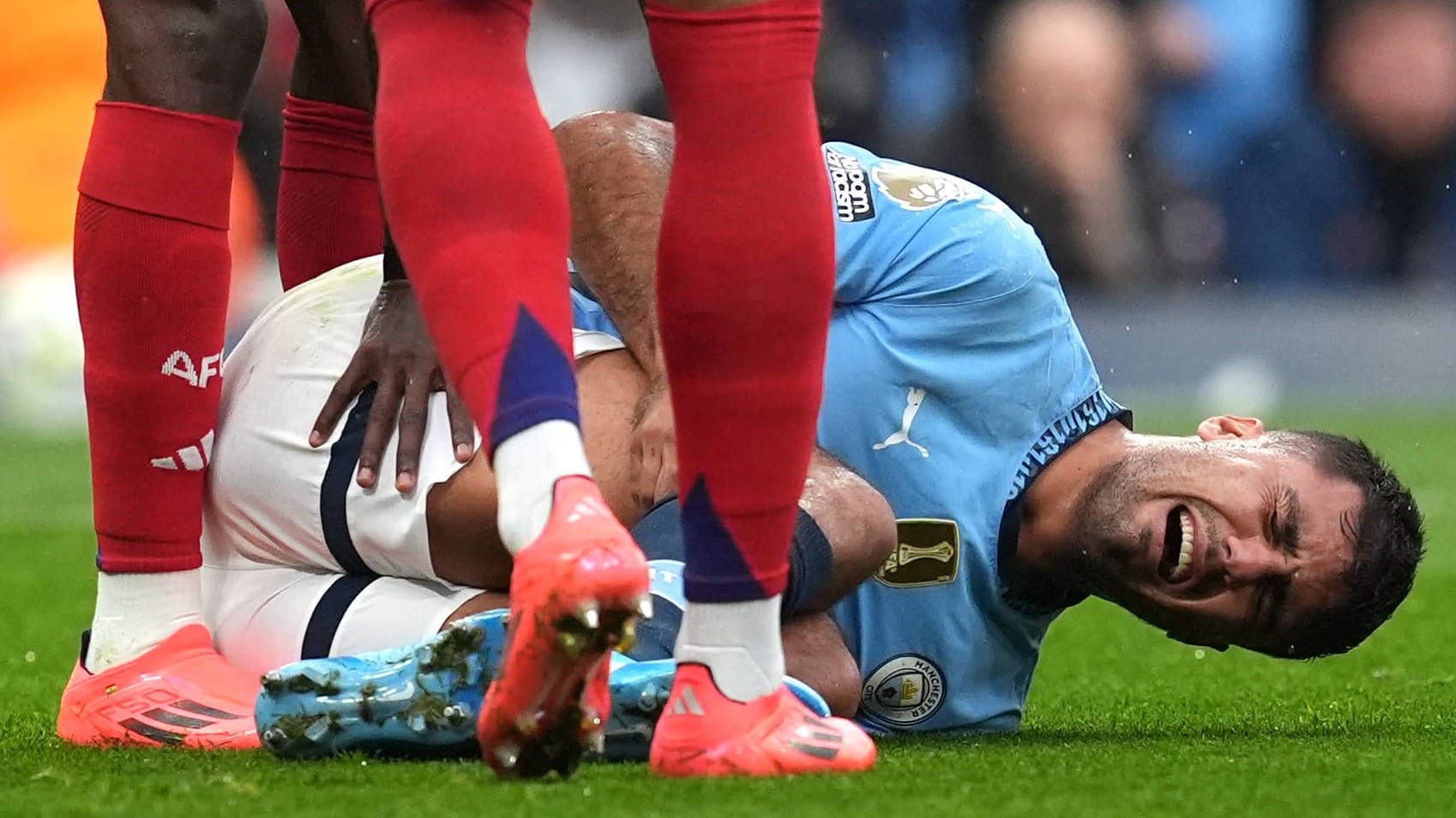 City-Leistungsträger Rodri am Boden: Der Spanier wird dem Team von Pep Guardiola lange fehlen.