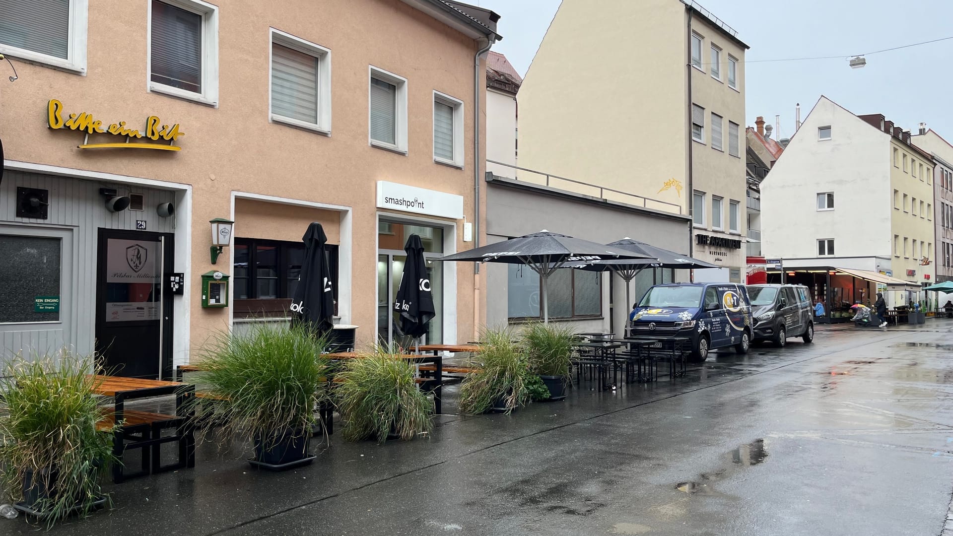 Das Restaurant liegt in einer Nebenstraße zwischen der Breiten Gasse und der Karolinenstraße.