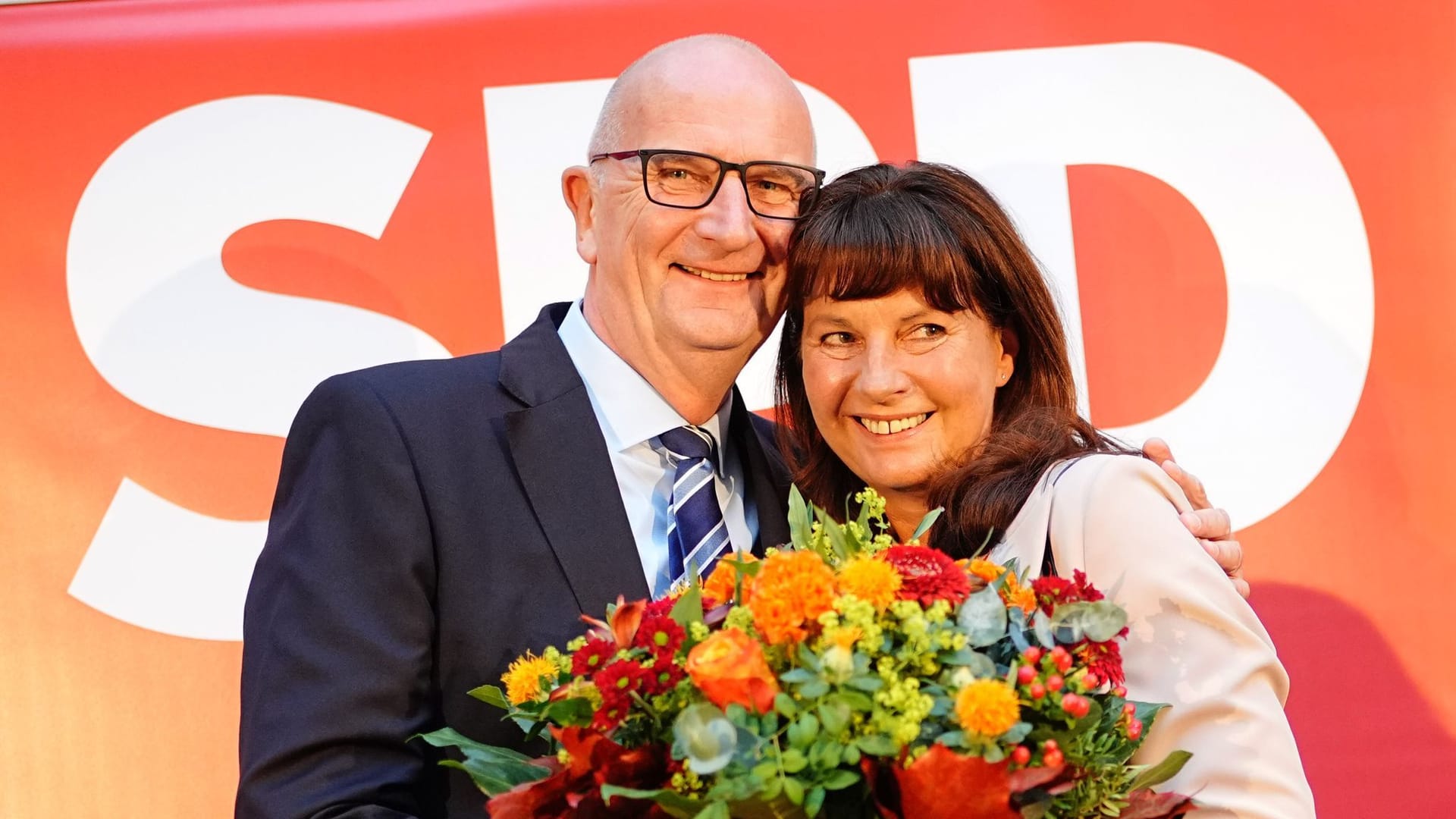 Dietmar Woidke, Ministerpräsdident der SPD in Brandenburg, und seine Frau Susanne: In den Umfragen lag die AfD Lange vorn, am Sonntag wendete sich das Blatt. Dietmar Woidke, Ministerpräsdident der SPD in Brandenburg, und seine Frau Susanne: In den Umfragen lag die AfD Lange vorn, am Sonntag wendete sich das Blatt.