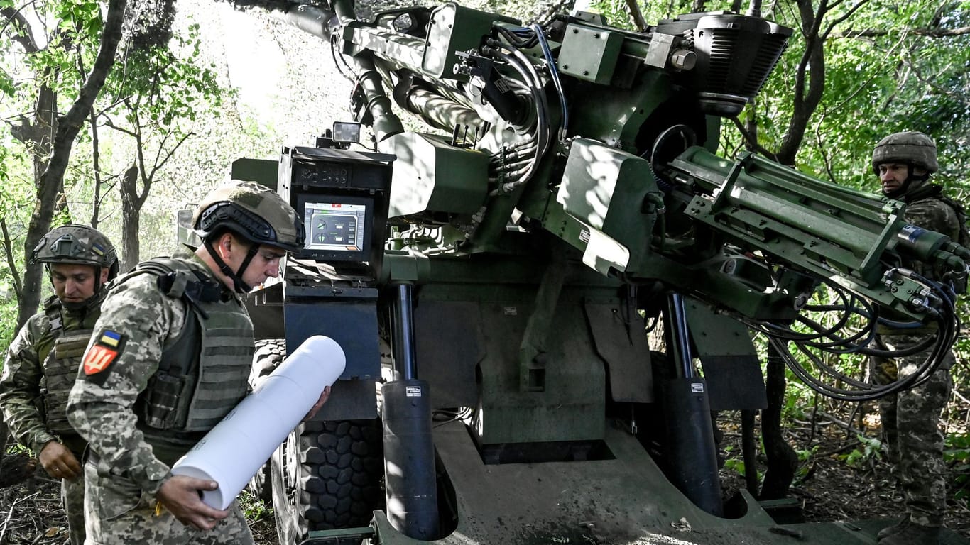 Ukrainische Soldaten an einem Geschütz (Archivbild): In der Schweiz wird über die Rücksendung kriegsfähiger Ukrainer diskutiert.