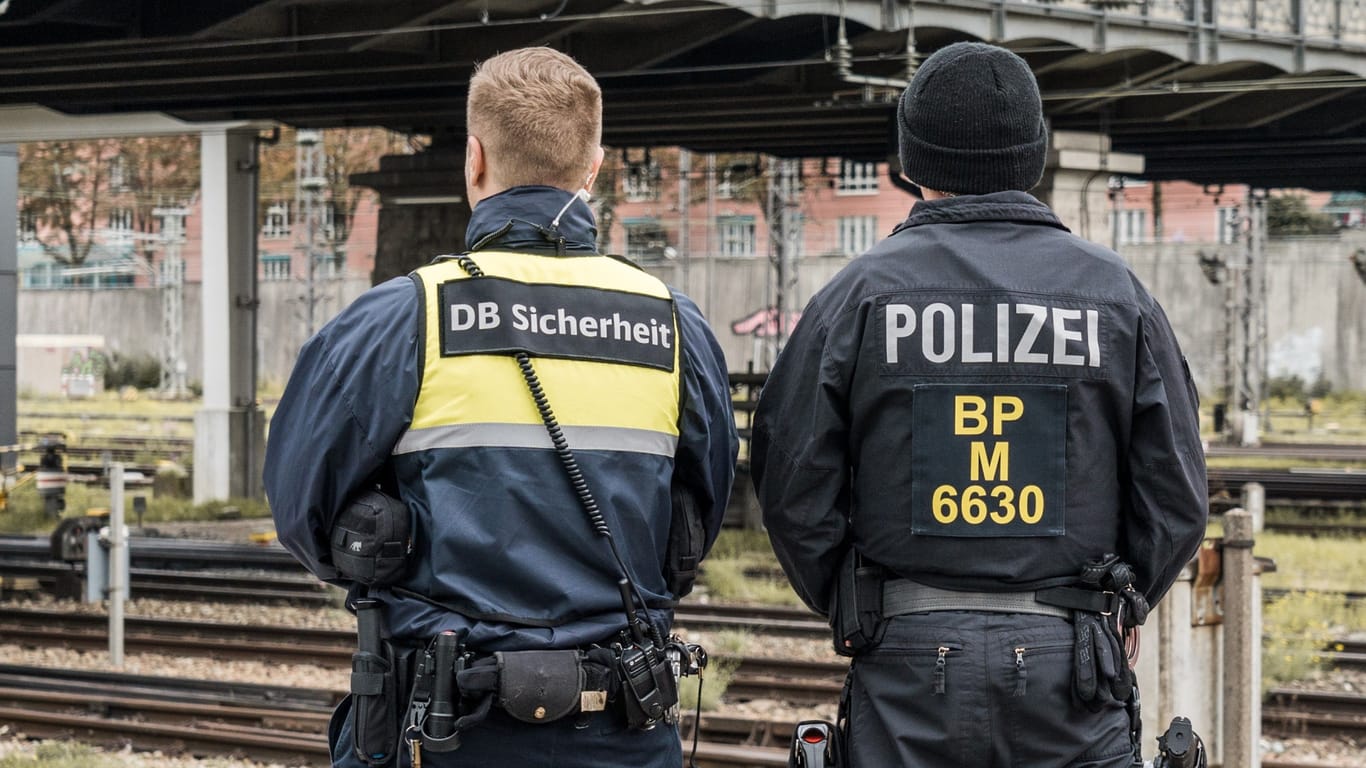 Beamte der Bundespolizei überwachen die Gleise: An der Hackerbrücke ist zu Wiesn-Zeiten höchste Aufmerksamkeit gefragt.