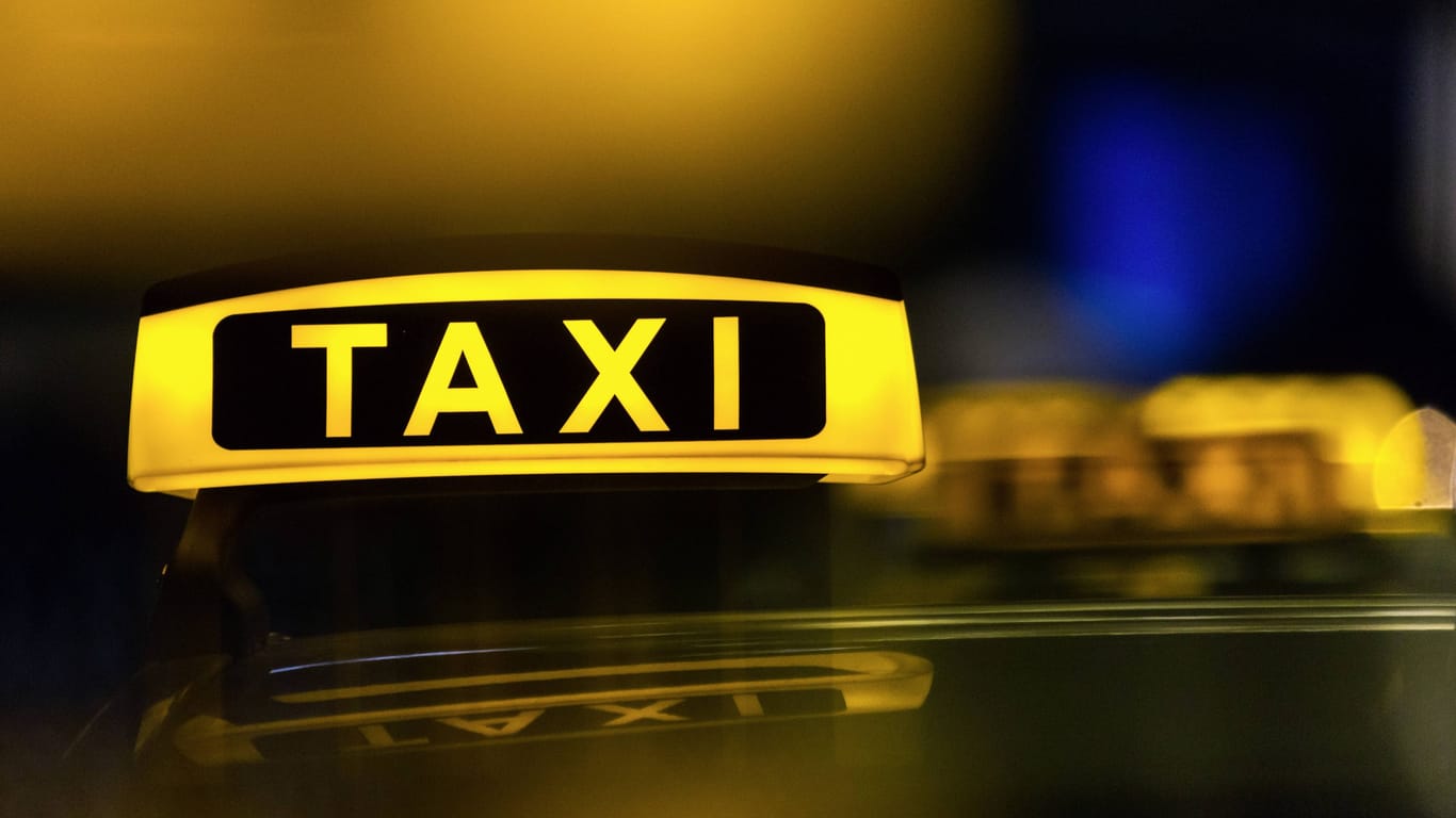 Taxis warten in einer Reihe (Symbolbild): In den sozialen Medien wird ein Taxifahrer aus Hamburg gesucht.