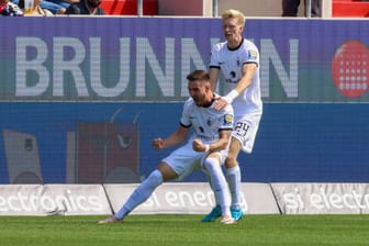 Pure Freude: Maximilian Wolfram (l.) jubelt gemeinsam mit Raphael Schifferl (r.) über sein Führungstor.