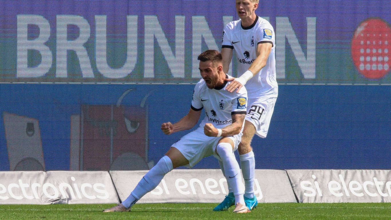 Pure Freude: Maximilian Wolfram (l.) jubelt gemeinsam mit Raphael Schifferl (r.) über sein Führungstor.