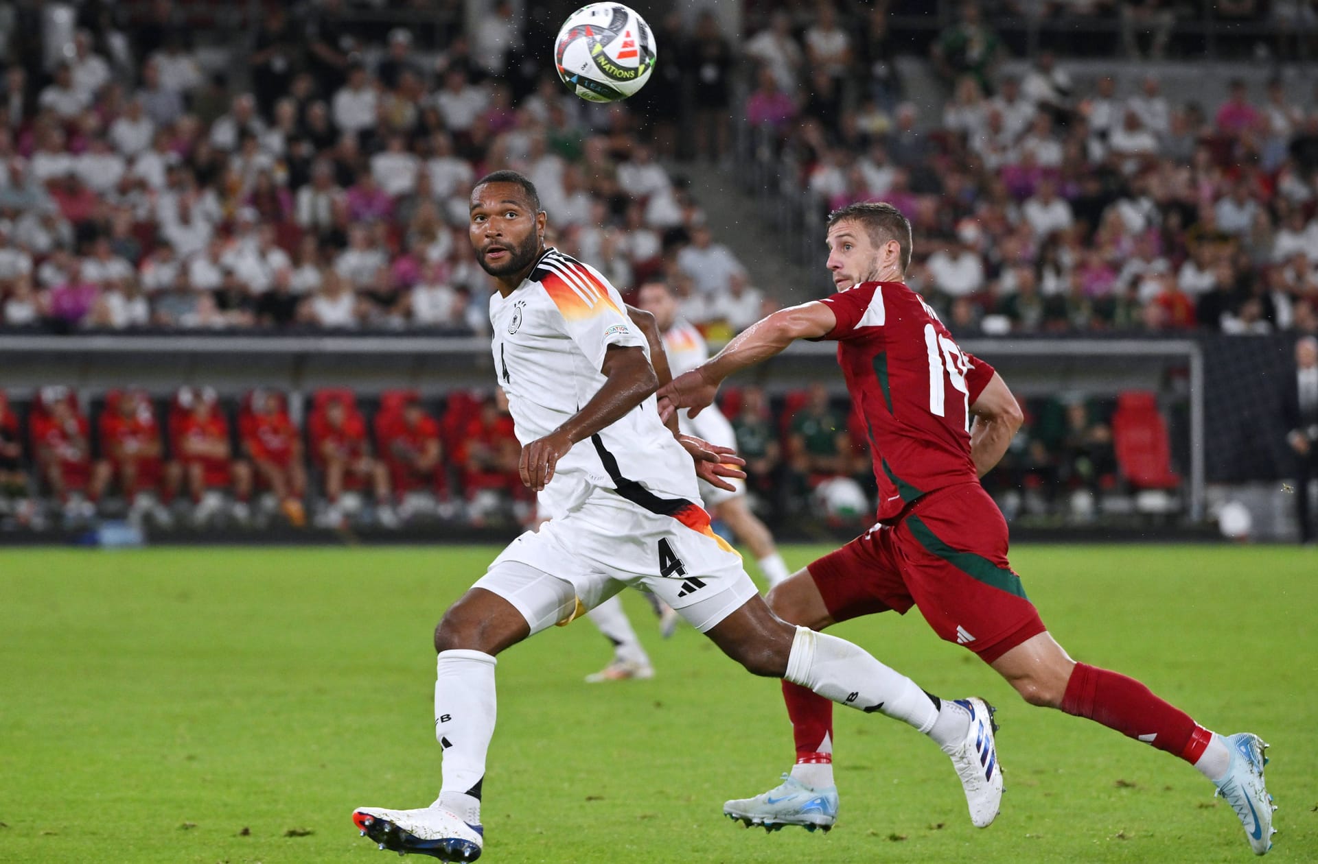 Jonathan Tah: Bekam nach einem gewonnenen Laufduell und guter Klärung Szenenapplaus vom Publikum (2.), offensiv mit einem Kopfball nach Ecke gefährlich (8.). In der 31. Minute im Verbund mit Schlotterbeck unaufmerksam, als Sallai völlig frei zentral zum Abschluss kam. Ansonsten solide. Note 3