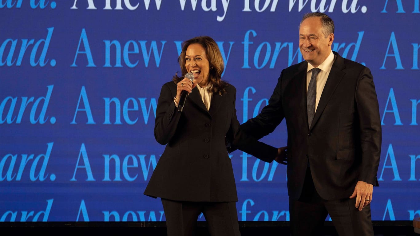 Kamala Harris zusammen mit ihrem Ehemann Doug Emhoff bei einer Wahlkampfveranstaltung.