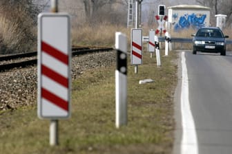 Baken an einem Bahnübergang: Sie sind hilfreich beim Autofahren.