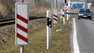 Baken an einem Bahnübergang: Sie sind hilfreich beim Autofahren.