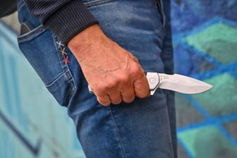 Messerangriff Mann mit einem Messer in der Hand. Messerangriffe nehmen in Deutschland laut einer Statistik zu. Symbolfoto. *