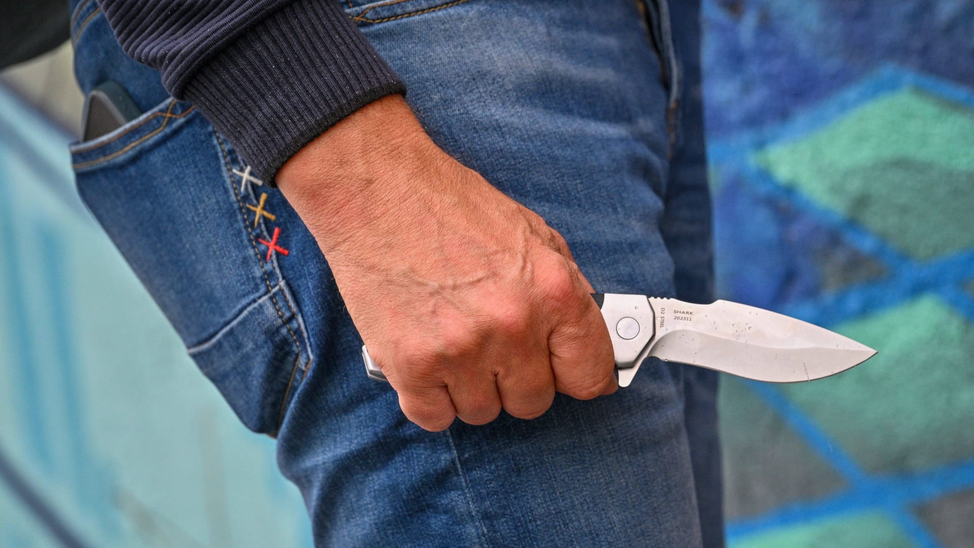 Messerangriff Mann mit einem Messer in der Hand. Messerangriffe nehmen in Deutschland laut einer Statistik zu. Symbolfoto. *