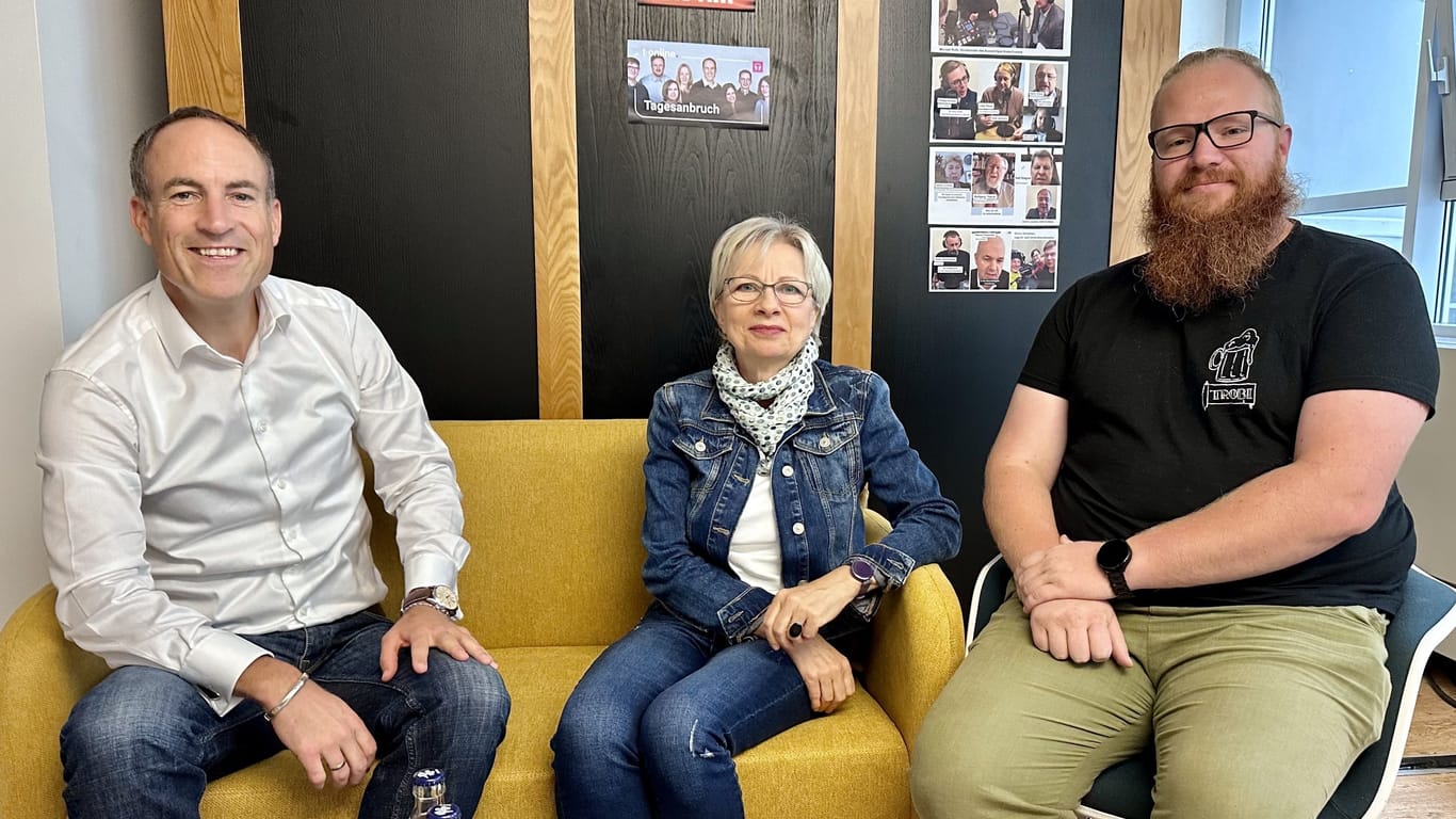 Monika Lehmann (Mitte) und Martin Schönherr (rechts) erklären im Gespräch mit Florian Harms die Lage in ihrer ostdeutschen Heimat.