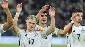 Die Nationalmannschaft spielte sich im ersten Spiel nach der EM in einen Rausch. Insbesondere zwei Jungstars verzückten das Publikum.