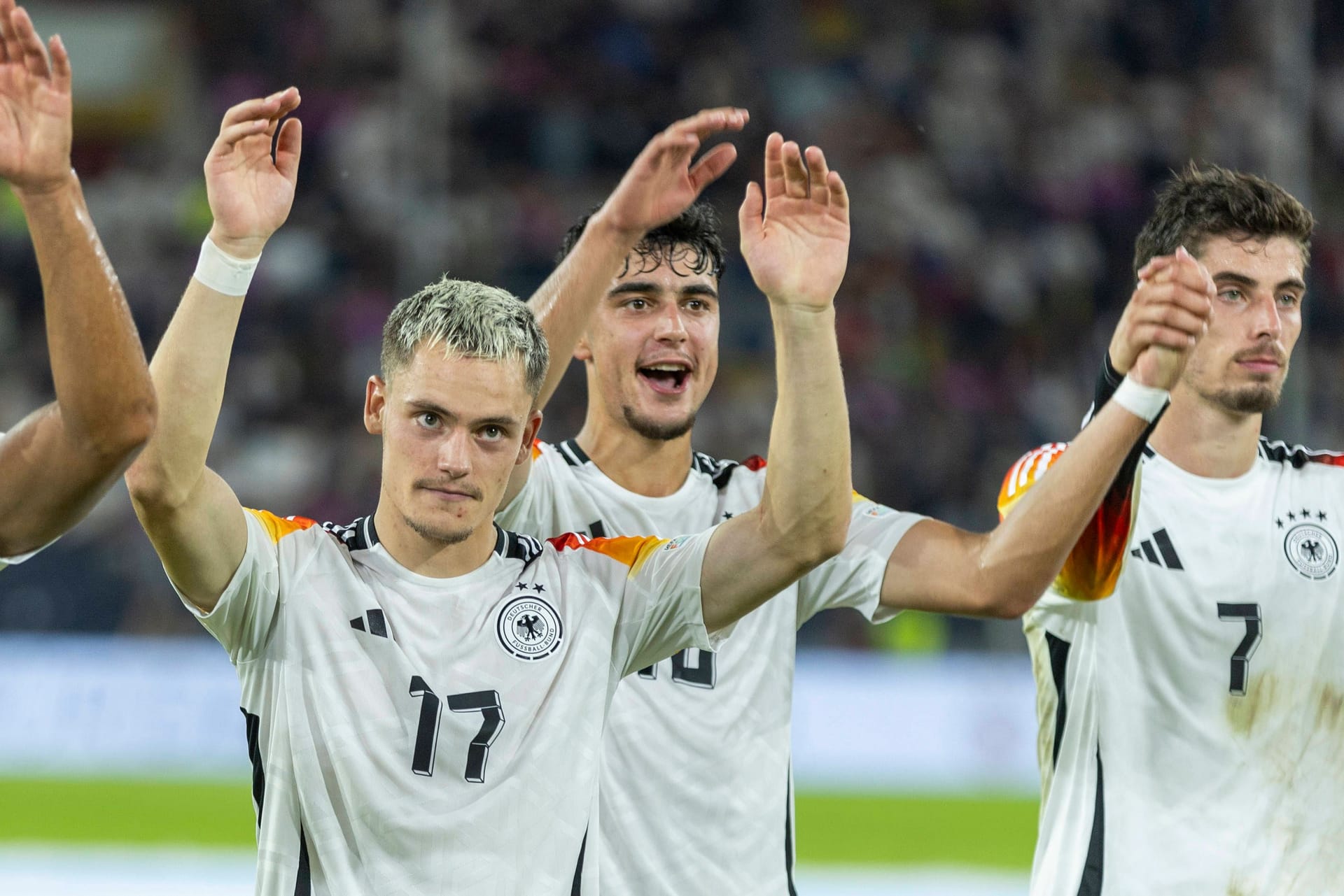 Die Nationalmannschaft spielte sich im ersten Spiel nach der EM in einen Rausch. Insbesondere zwei Jungstars verzückten das Publikum.