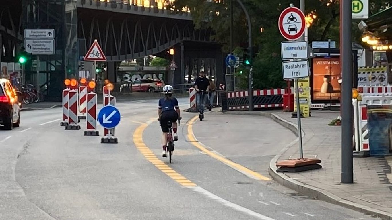 Die neue Verkehrsführung am Baumwall: Gelbe Linien und ein Fahrradzeichen machen auf den Radweg aufmerksam. Dazu wurden sieben Baken aufgestellt.