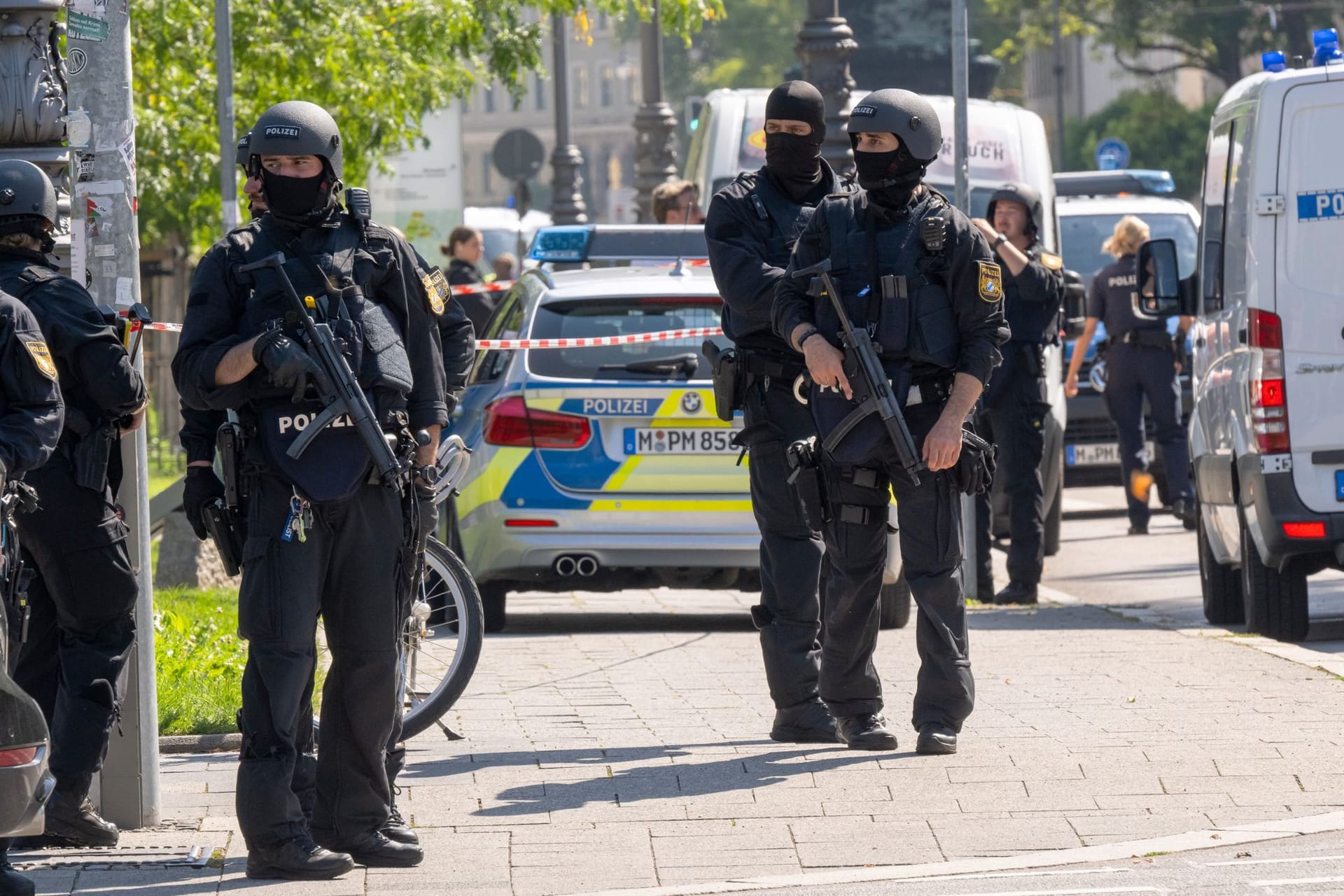 Polizisten in der Münchner Innenstadt am Donnerstag in der Nähe des Israelischen Generalkonsulats: Dort fielen mehrere Schüsse.