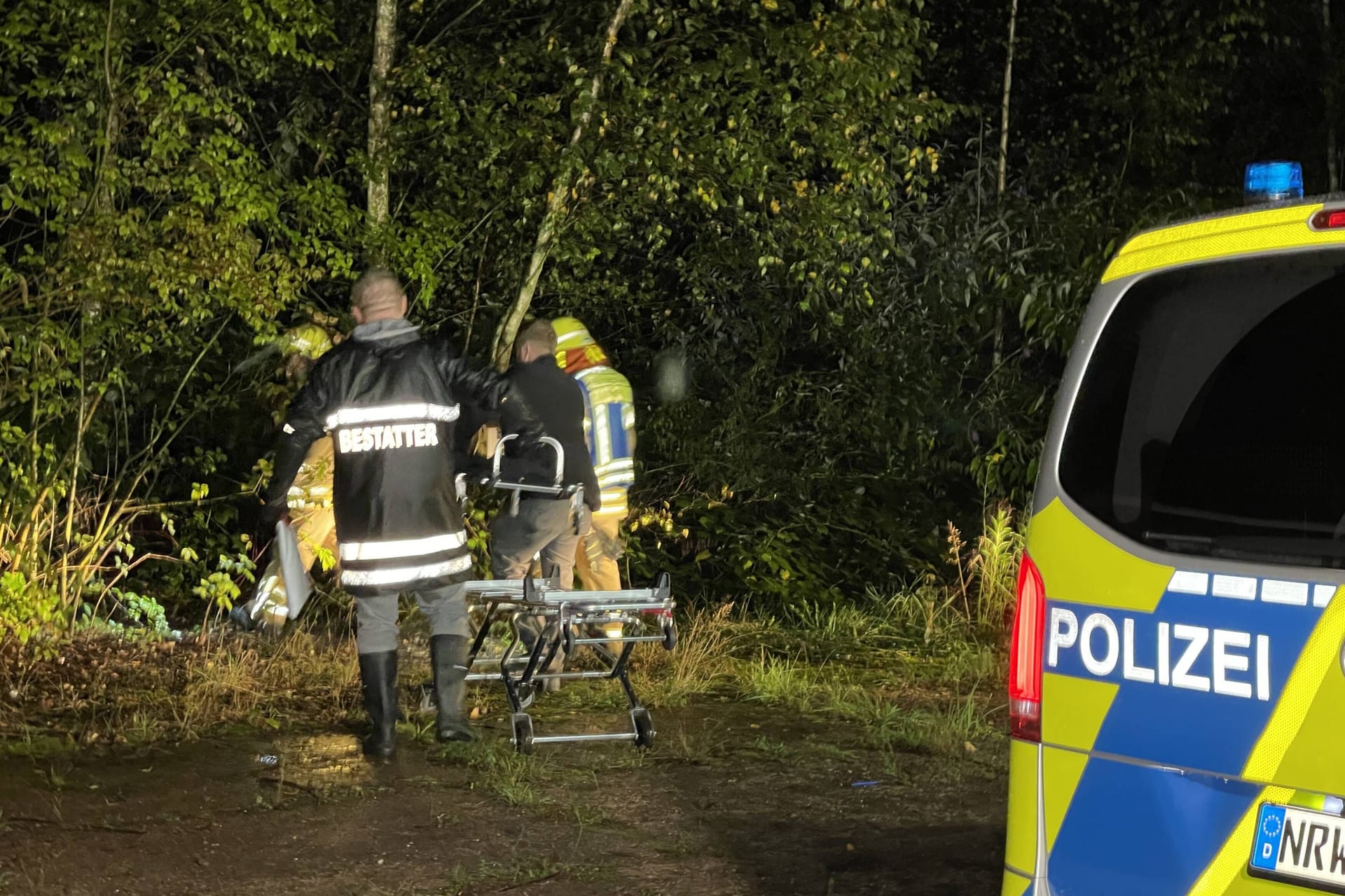 Am Abend waren Feuerwehr und Polizei in dem Waldgebiet zwischen der Emscher und Rhein-Herne-Kanal im Einsatz.