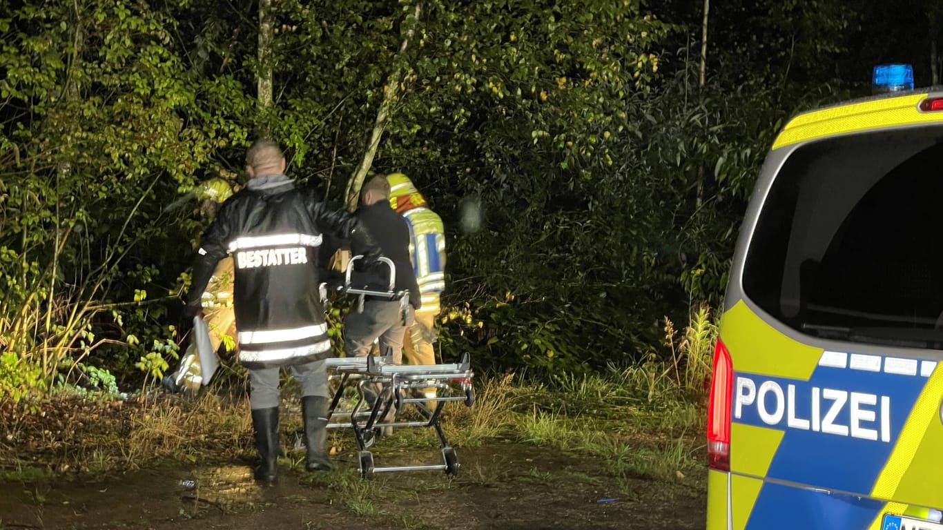 Am Abend waren Feuerwehr und Polizei in dem Waldgebiet zwischen der Emscher und Rhein-Herne-Kanal im Einsatz.