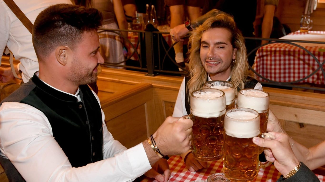 Bill Kaulitz (r), Sänger der Band Tokio Hotel, feiert mit Model und Schlagersänger Marc Eggers im Schützenzelt auf der Wiesn.