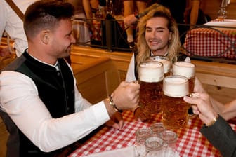 Bill Kaulitz (r), Sänger der Band Tokio Hotel, feiert mit Model und Schlagersänger Marc Eggers im Schützenzelt auf der Wiesn.