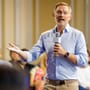 Christian Lindner: Frauen stürmen oben ohne Event im Finanzministerium