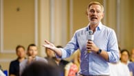 Christian Lindner: Frauen stürmen oben ohne Event im Finanzministerium