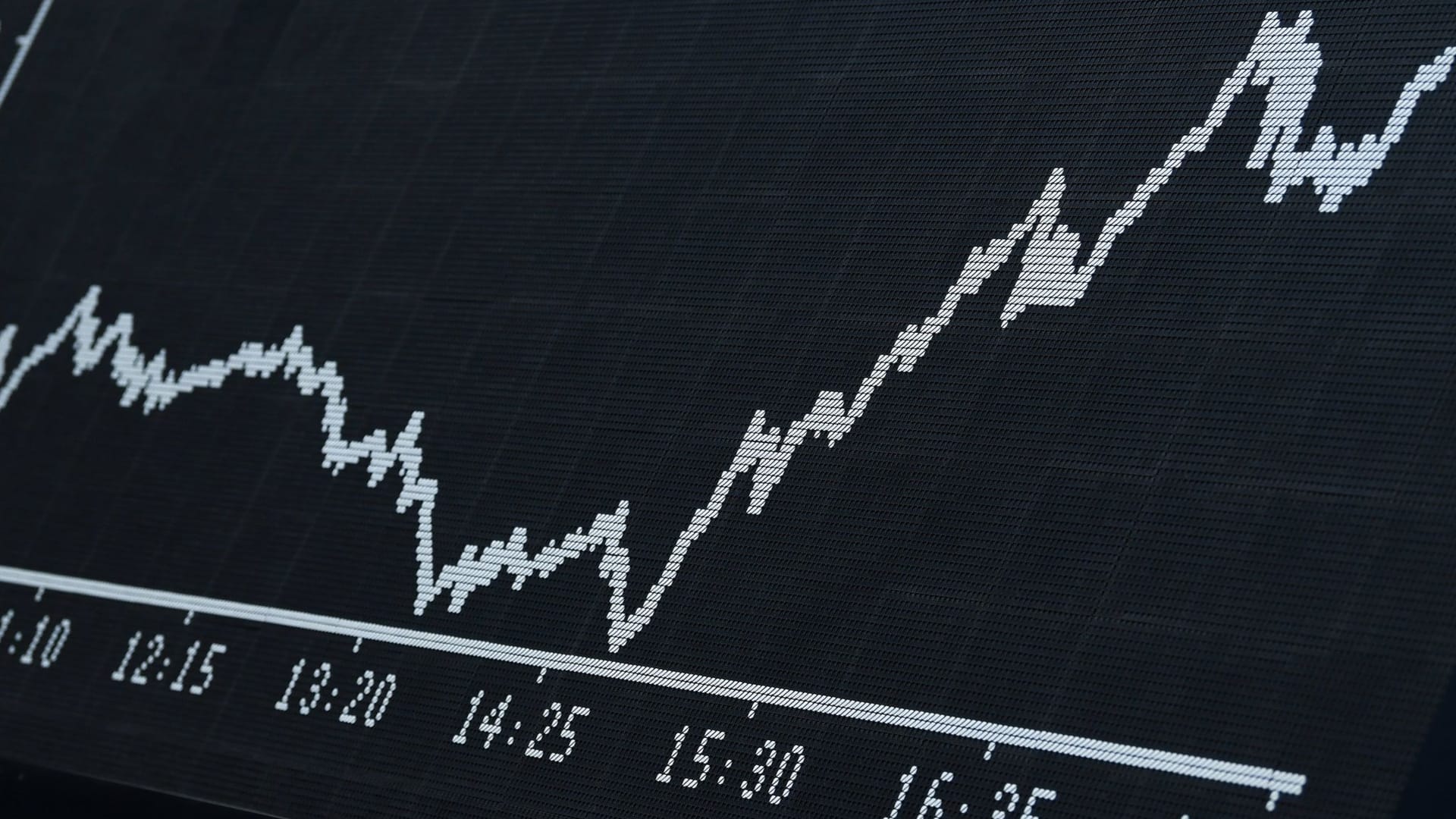 Frankfurt: Die Dax-Kurve ist im Handelssaal der Frankfurter Wertpapierbörse auf einer Anzeigetafel zu sehen.