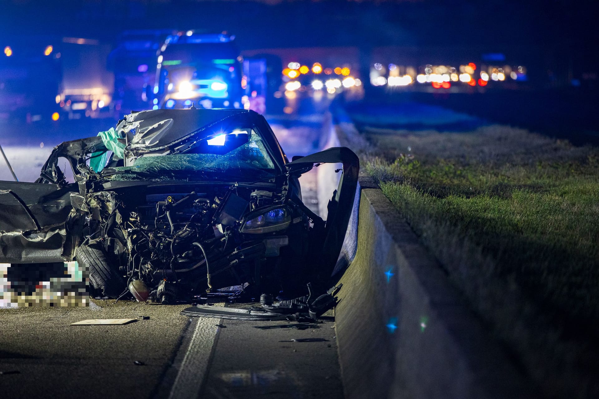 Das verunfallte Auto auf der A3: Der Beifahrer erlag seinen Verletzungen.