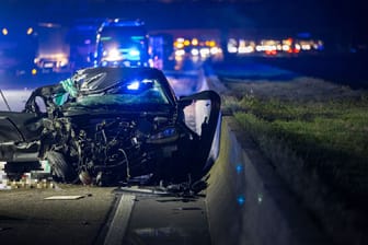 Das verunfallte Auto auf der A3: Der Beifahrer erlag seinen Verletzungen.