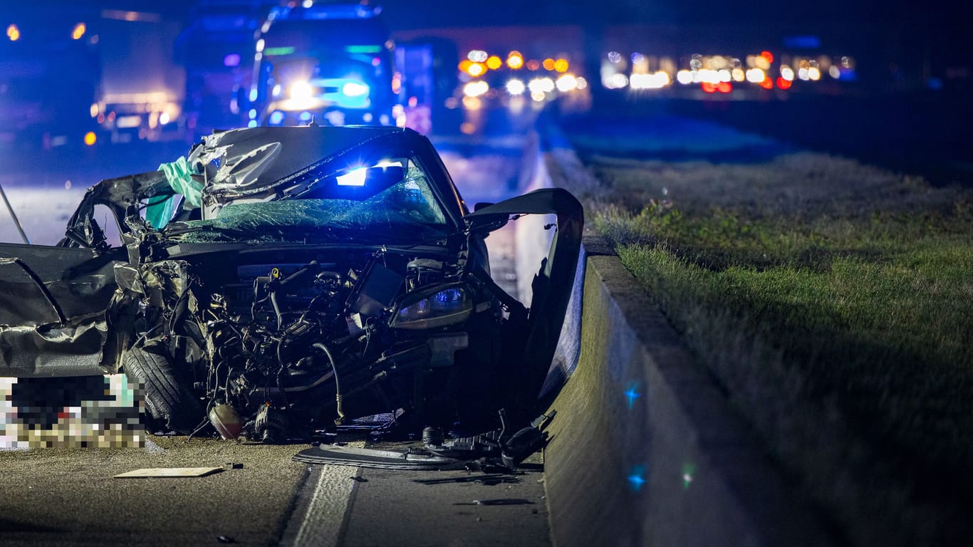 Das verunfallte Auto auf der A3: Der Beifahrer erlag seinen Verletzungen.