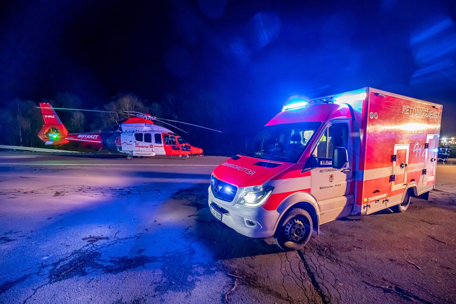 Einsatz nach einem Unfall (Symbolbild): Der Beifahrer wurde in ein Krankenhaus geflogen, der Fahrer war sofort tot.