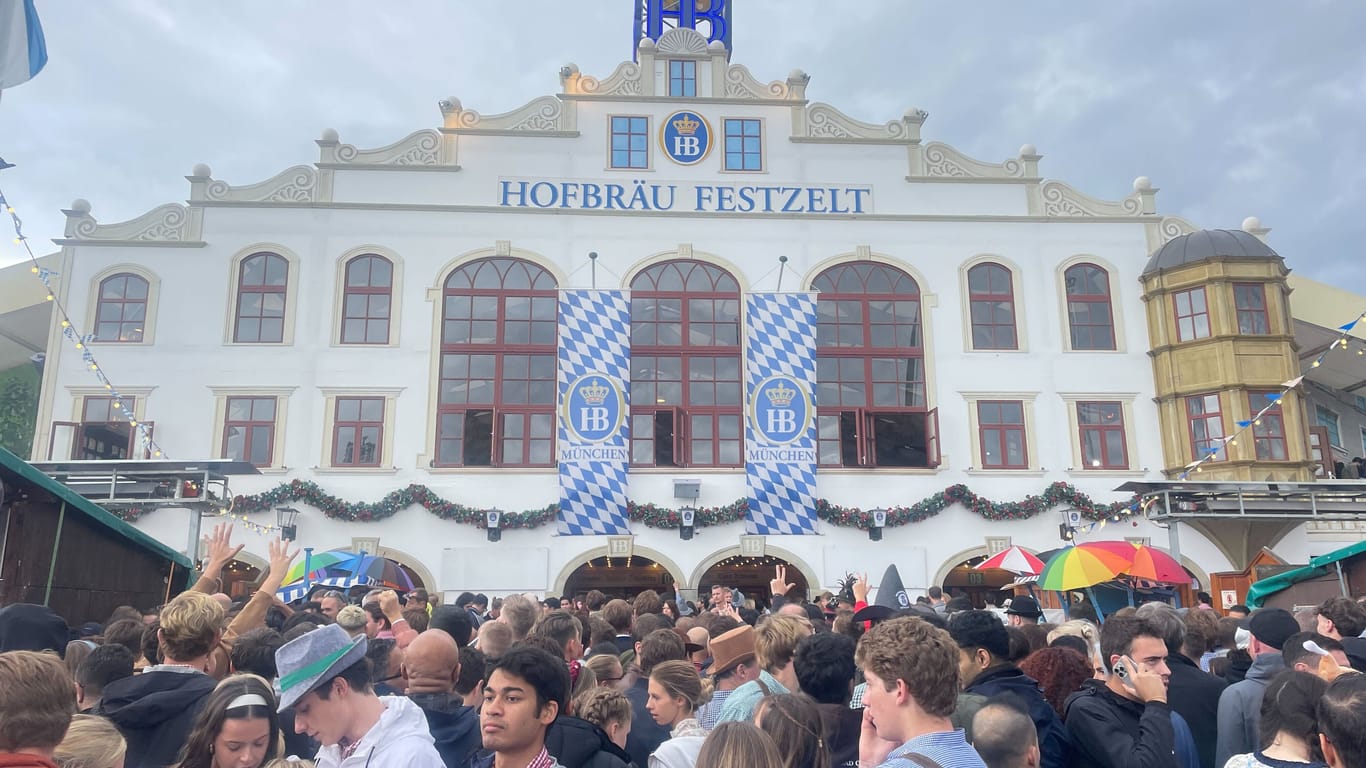 Das Hofbräu-Zelt ist eines der größten Festzelte auf der Theresienwiese: Auch hier geht am Samstagnachmittag nichts mehr.