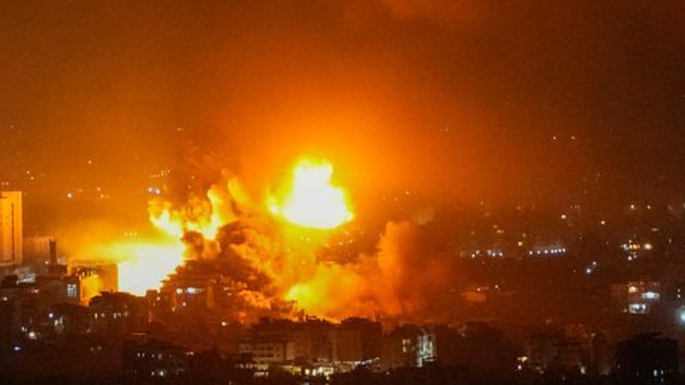 Rauch steigt auf nach israelischen Luftangriffen in den südlichen Vororten von Beirut.