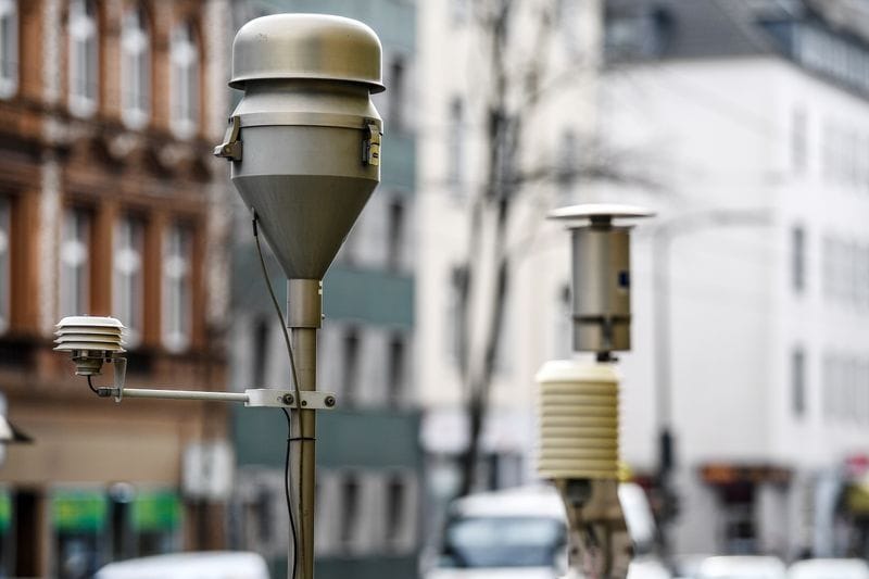 Autos fahren an Messsensoren für die Luftmessungen vorbei: Im Raum Köln waren die Werte am Montag besonders hoch.