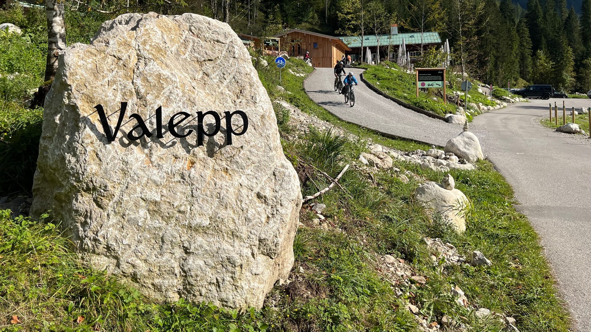 Blick auf den Gasthof: Mittags kehren viele Radler dort ein.