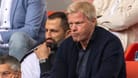 Hasan Salihamidžić (l.) und Oliver Kahn zählen zu den Ex-Bossen, die der FC Bayern eine Abfindung zahlte.