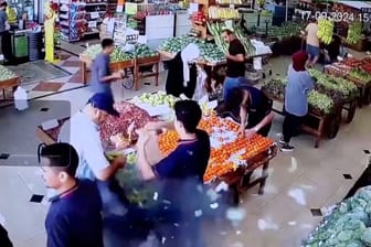 Die Aufnahme einer Überwachungskamera zeigt den Moment, als in einem Supermarkt in Beirut ein Pager explodiert.