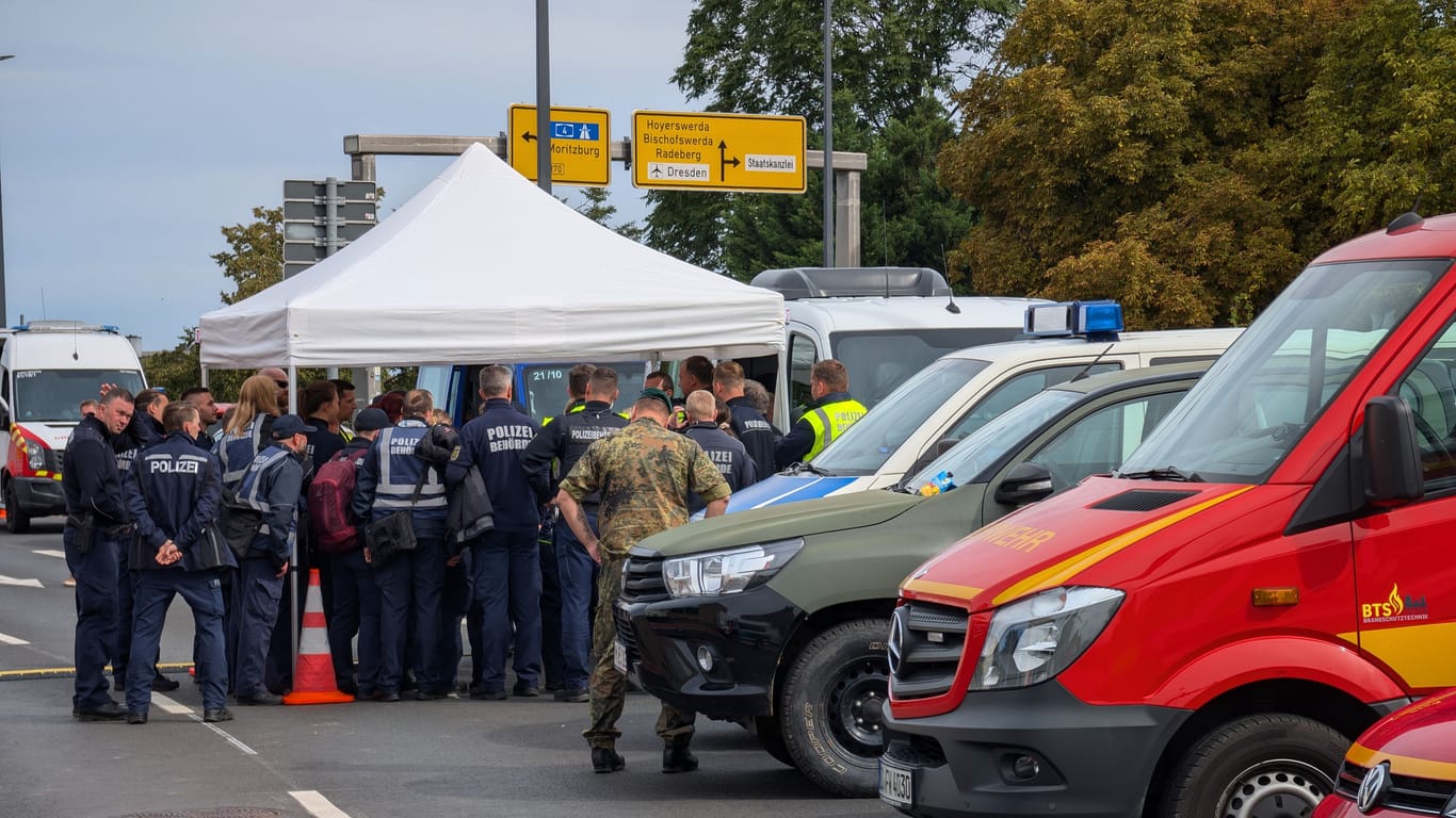 Die Einsatzkräfte haben ihre Einsatzzentrale an der Dresdner Synagoge eingerichtet.