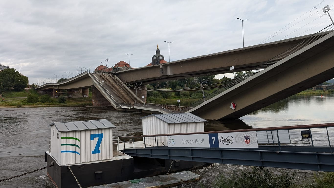 Fähranleger 7 an der Carolabrücke: Alle Anleger hinter der Brücke sind erstmal vom Zugang zur Werft in Meißen abgeschnitten.