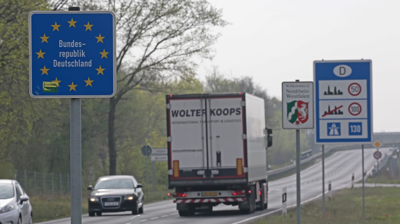 Pkw und Lkw fahren bei Kaldenkirchen auf einer Landstraße über die deutsch niederländische Grenze: Für die kommenden sechs Monate werden hier wieder Kontrollen durchgeführt.