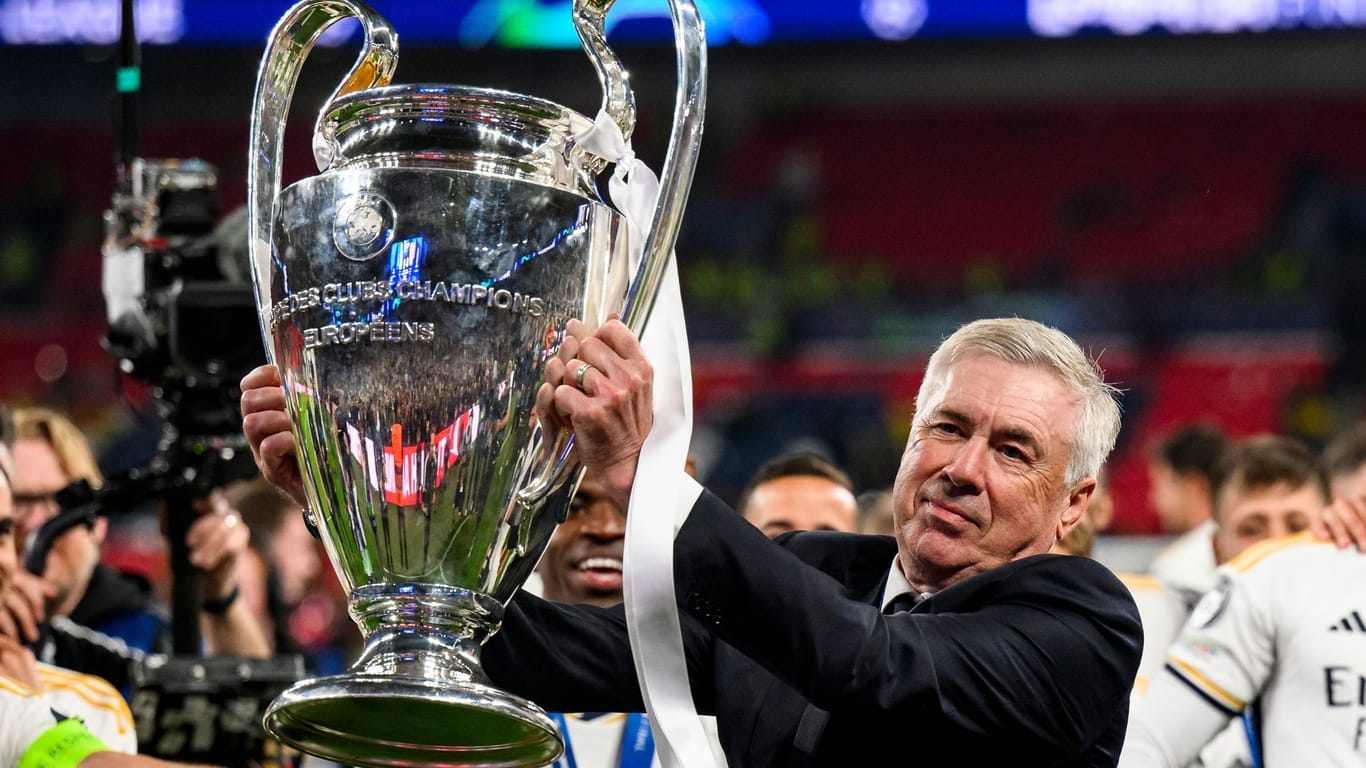 Carlo Ancelotti mit dem Champions-League-Pokal